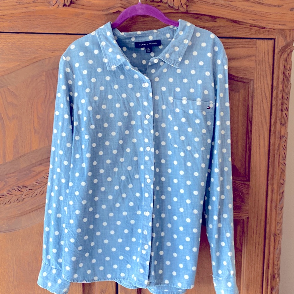 XL Tommy Hilfiger Like New Top. Button down, long sleeves. Cute pockets. Cotton